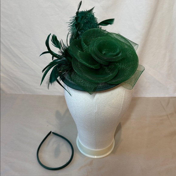 Elegant Green Fascinator with Floral and Feather Accents - Picture 1 of 5